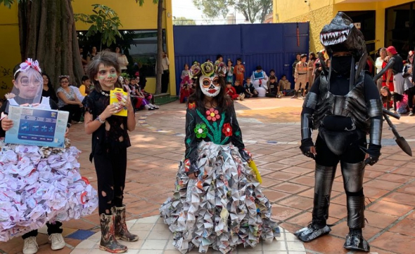 Desfilan monstruos y catrinas con material reciclado en Colegio Hikma